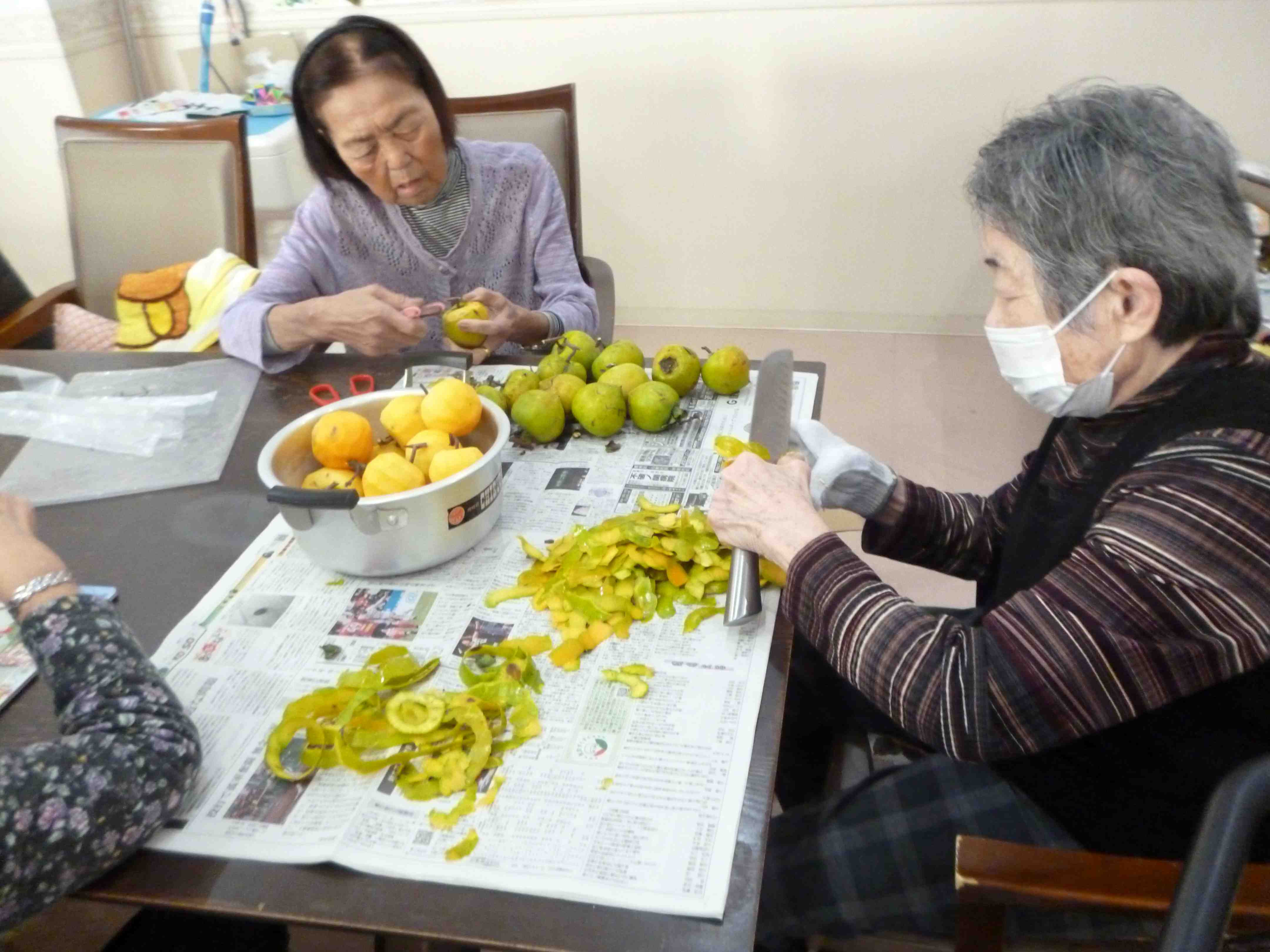 手慣れた手つきで皮むき