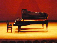 音楽堂にあるグラウンドピアノの写真1