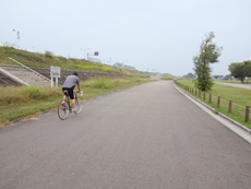 平田リバーサイドプラザ横のサイクリングロードの写真